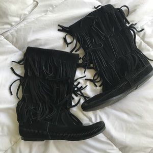 Minnetonka 3 layer Fringe Black Boots